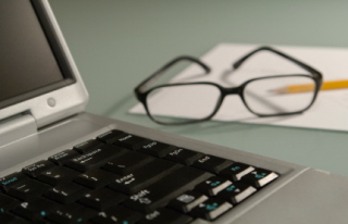 Computer keyboard next to a laptop screen, symbolizing content creation for an eCommerce blog